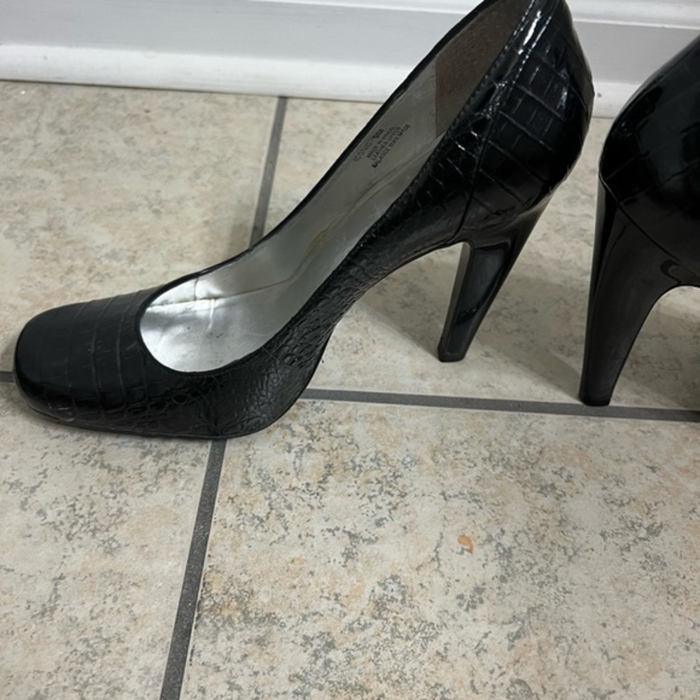 Carlos Santana Crocodile Print Shoes, size 9